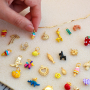 C&oacute;mo crear joyas alegres con colgantes met&aacute;licos con esmalte