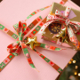 Crea pulseras y regalos festivos con cinta BY31&reg; y cascabeles