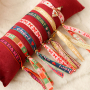 Crea pulseras y regalos festivos con cinta BY31&reg; y cascabeles