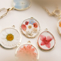 Crear joyas cl&aacute;sicas con colgantes de flores secas
