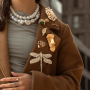 Pulseras bangle & broches: las piezas statement de la temporada