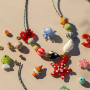 Dise&ntilde;a collares coloridos con colgantes de vidrio