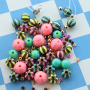 Crea joyas coloridas con abalorios acr&iacute;licos DQ con rayas